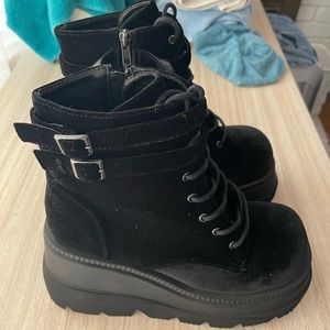 Black velvet shaker 52 demonia boots